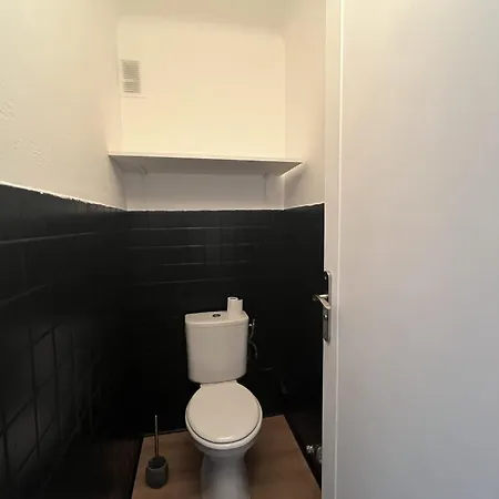 Well-located With Terrace And Balcony アパート