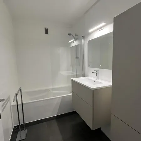 Well-located With Terrace And Balcony アパート アンティーブ