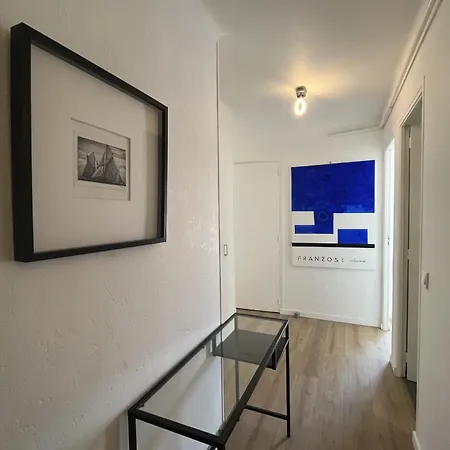 Well-located With Terrace And Balcony アンティーブ
