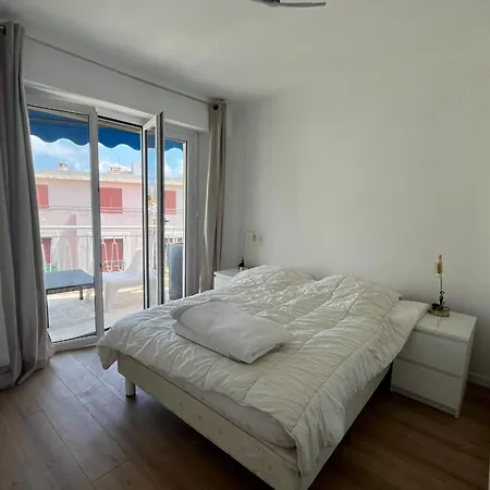アパート Well-located With Terrace And Balcony アンティーブ