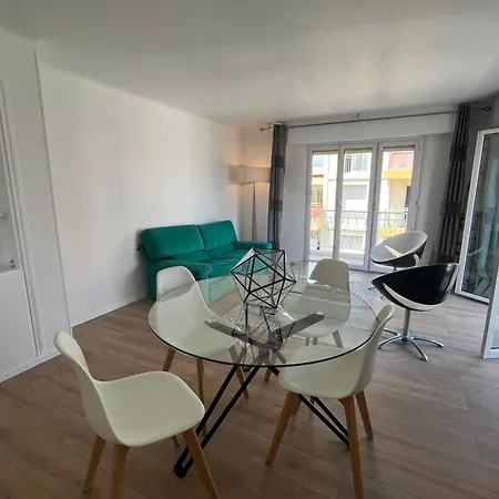 Well-located With Terrace And Balcony アパート