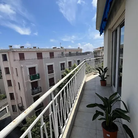 Well-located With Terrace And Balcony アパート *