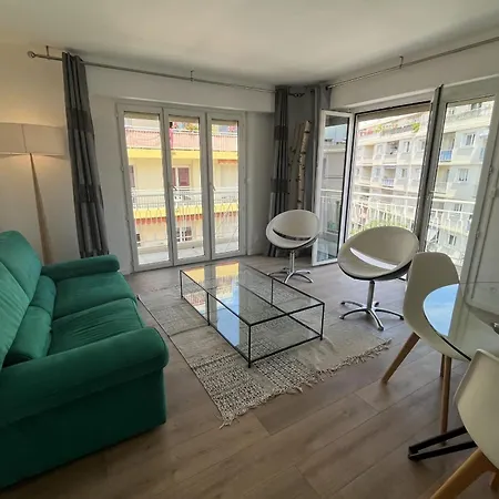 Well-located With Terrace And Balcony アパート アンティーブ
