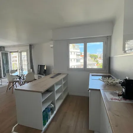 Well-located With Terrace And Balcony アパート アンティーブ