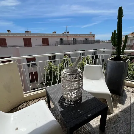 Well-located With Terrace And Balcony * アンティーブ